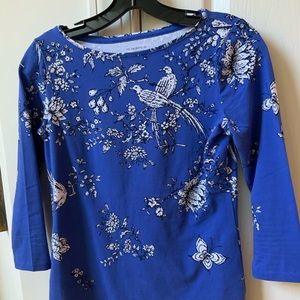 TALBOTS BRAND COTTON BATEAU NECK TEE SHIRT IN BLUE BIRD TOILE PATTERN